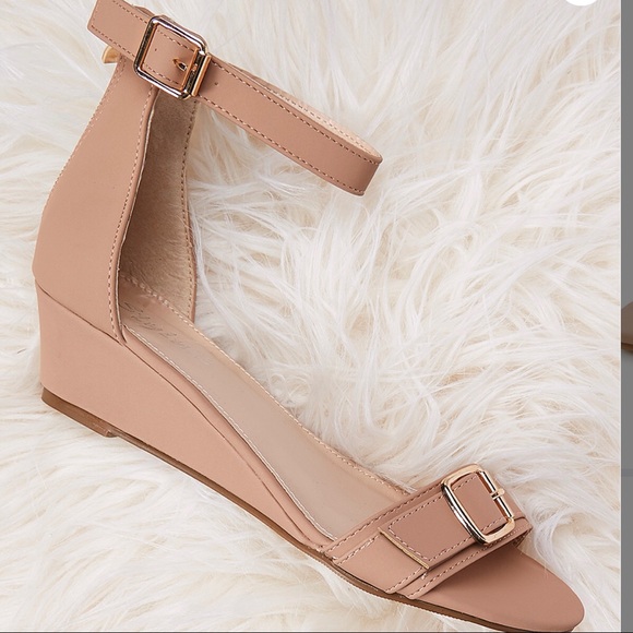 CLOSET CLEAROUT 💛 NWT Gold Wedge Sandals - Picture 2 of 4